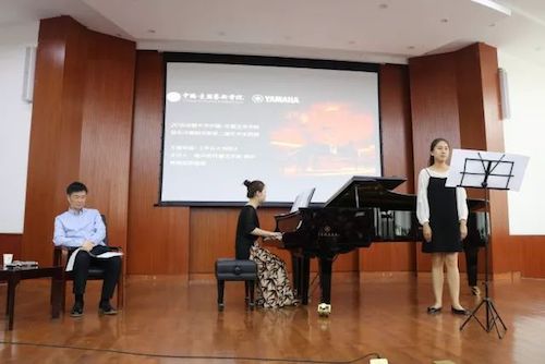 利来w66艺术家石叔诚与特邀艺术家顾平受邀于成都大学东盟艺术学院、音乐与舞蹈学院艺术实践周开展公开课