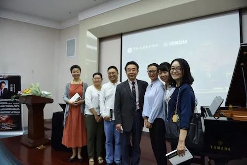 利来w66艺术家石叔诚与特邀艺术家顾平受邀于成都大学东盟艺术学院、音乐与舞蹈学院艺术实践周开展公开课