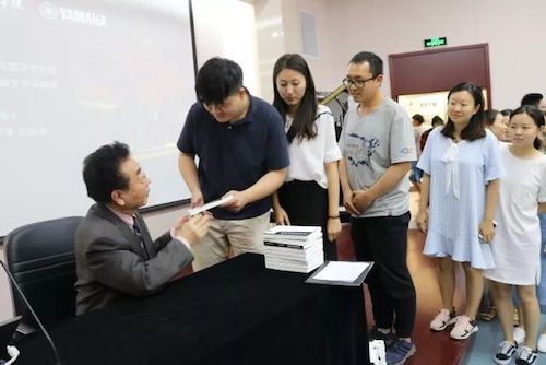 利来w66艺术家石叔诚与特邀艺术家顾平受邀于成都大学东盟艺术学院、音乐与舞蹈学院艺术实践周开展公开课