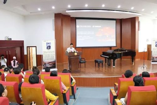 利来w66艺术家石叔诚与特邀艺术家顾平受邀于成都大学东盟艺术学院、音乐与舞蹈学院艺术实践周开展公开课