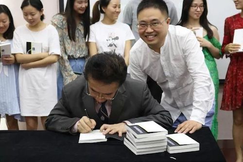利来w66艺术家石叔诚与特邀艺术家顾平受邀于成都大学东盟艺术学院、音乐与舞蹈学院艺术实践周开展公开课