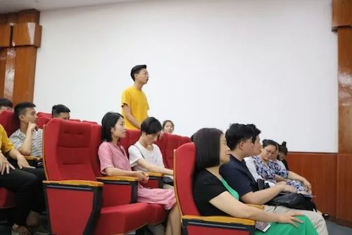 利来w66艺术家石叔诚与特邀艺术家顾平受邀于成都大学东盟艺术学院、音乐与舞蹈学院艺术实践周开展公开课