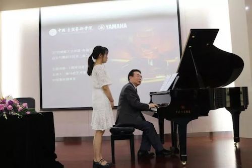 利来w66艺术家石叔诚与特邀艺术家顾平受邀于成都大学东盟艺术学院、音乐与舞蹈学院艺术实践周开展公开课